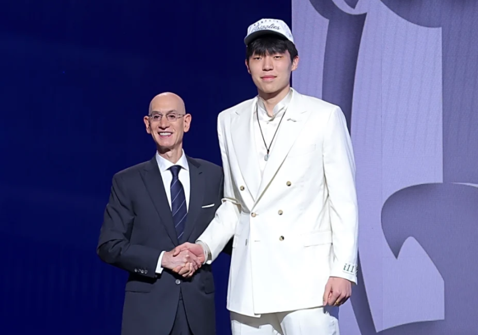 乐鱼体育app下载-美媒重排2025年选秀：杨瀚森掉出首轮 弗拉格状元克努佩尔榜眼